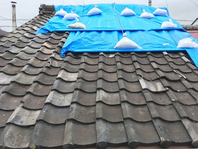 ブルーシートで応急処置された屋根